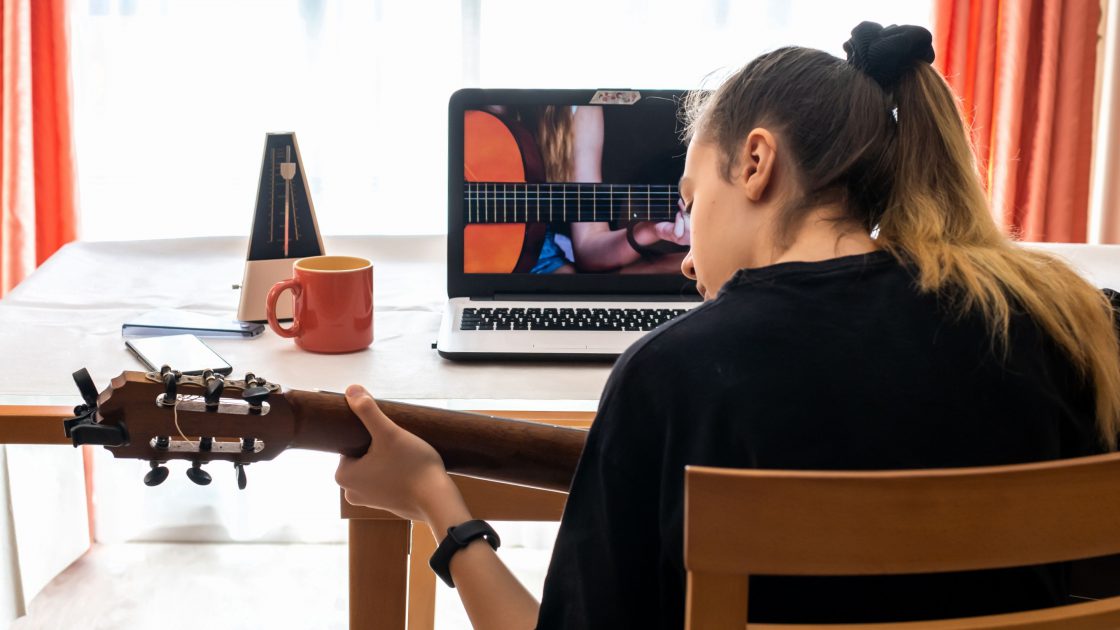 woman-playing-guitar_how-to-make-real-connections