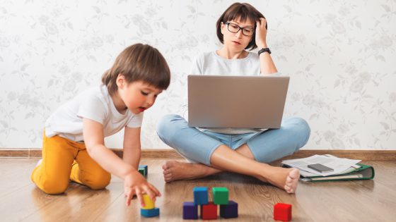mom-working-from-home_parenting-communities