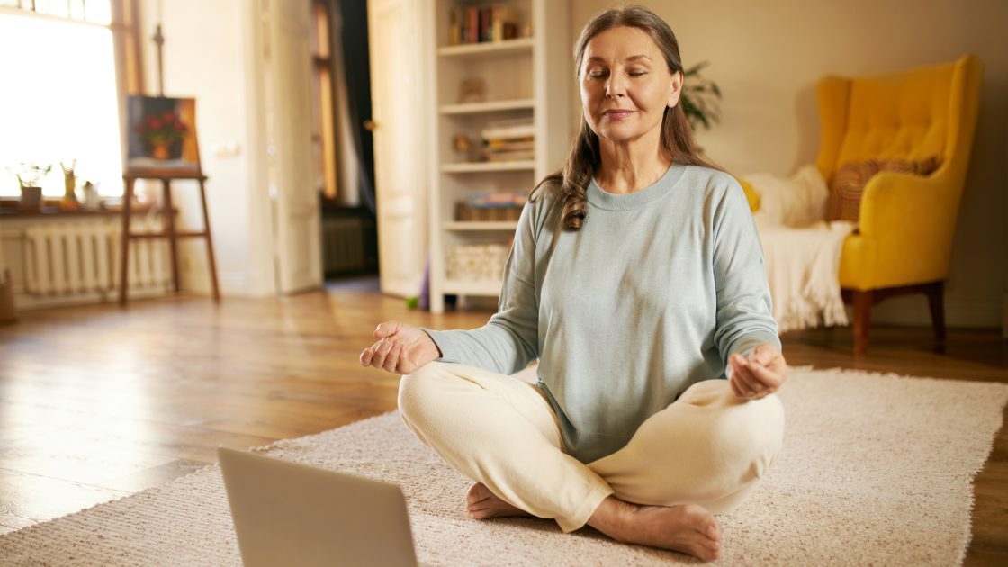 woman-guided-meditation-online_new-year-resolutions