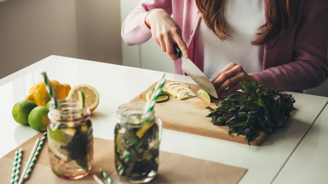woman-making-mojitos_virtual-happy-hour