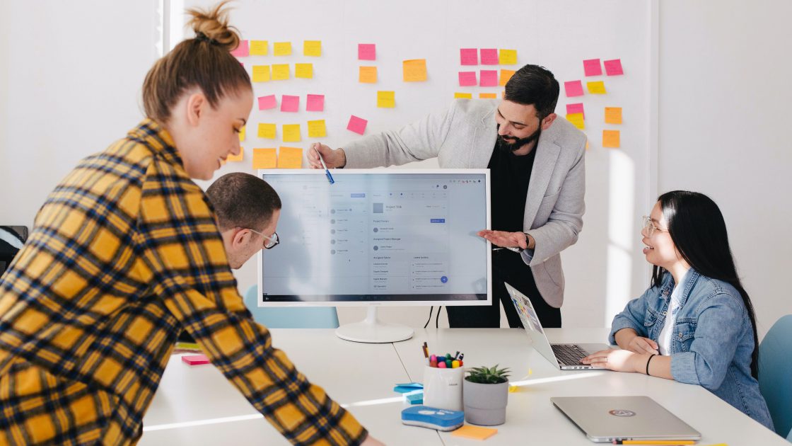 team-meeting-in-office_five-free-tech-tools