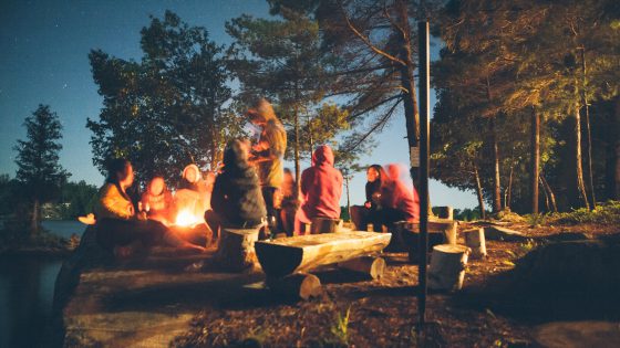 campfire-with-friends_tech-free-time-tips
