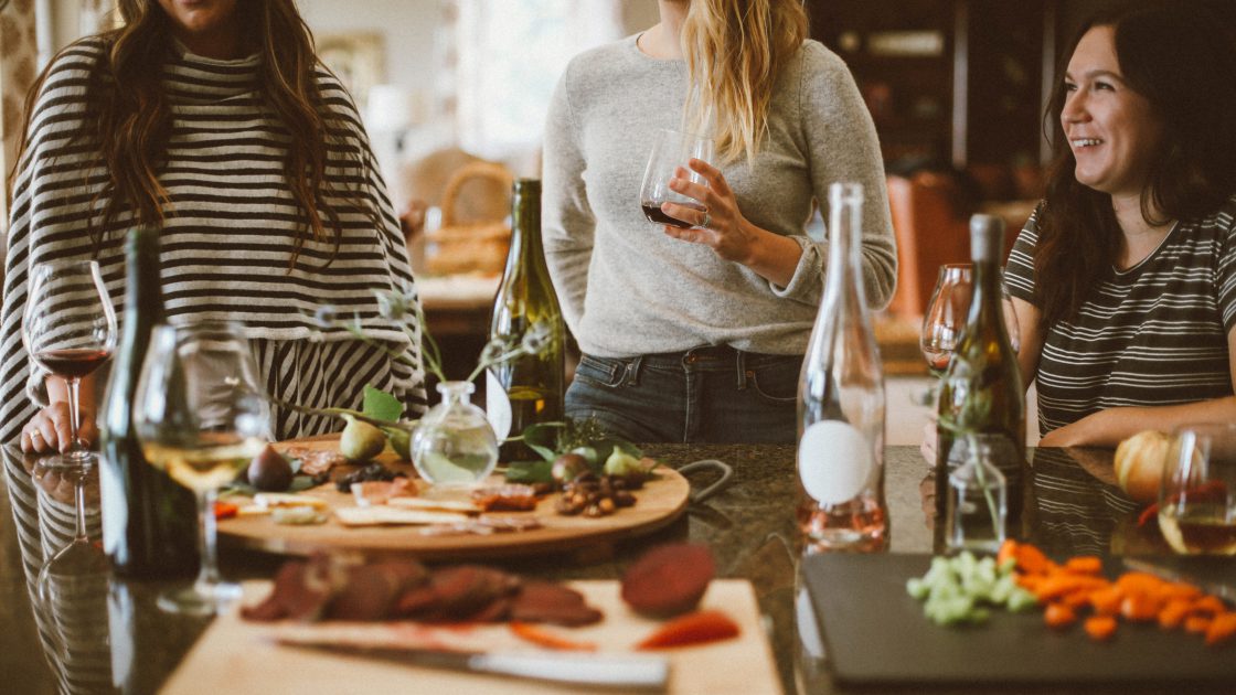 friends-cooking-together