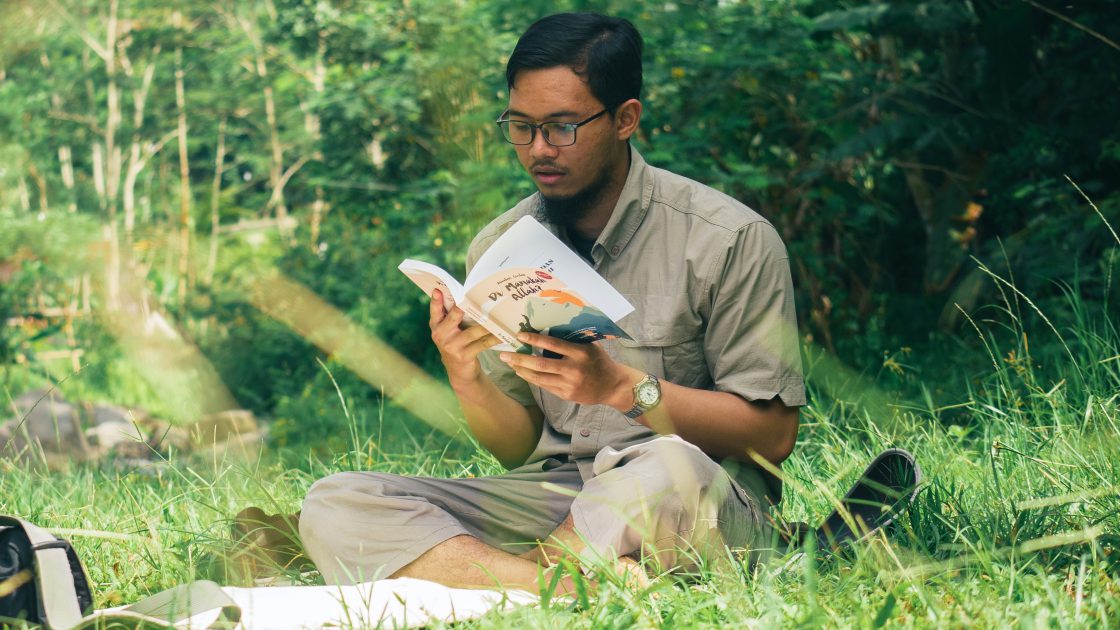 reading-outdoors_best-leadership-books