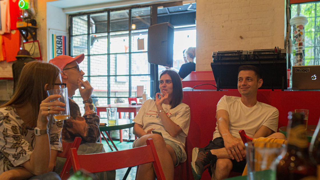 group-chatting_body-language